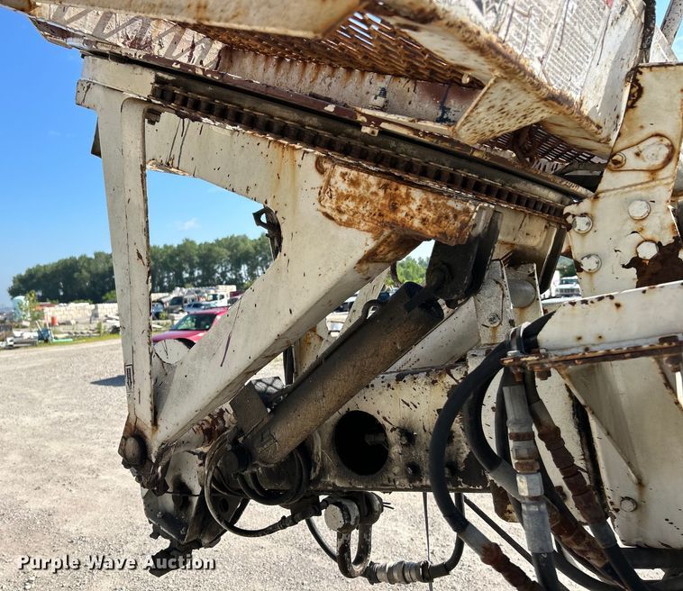 image for item EK4846 2000 International  4700 bucket truck