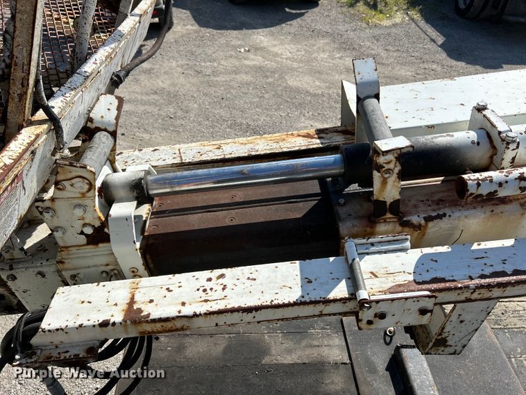 image for item EK4846 2000 International  4700 bucket truck