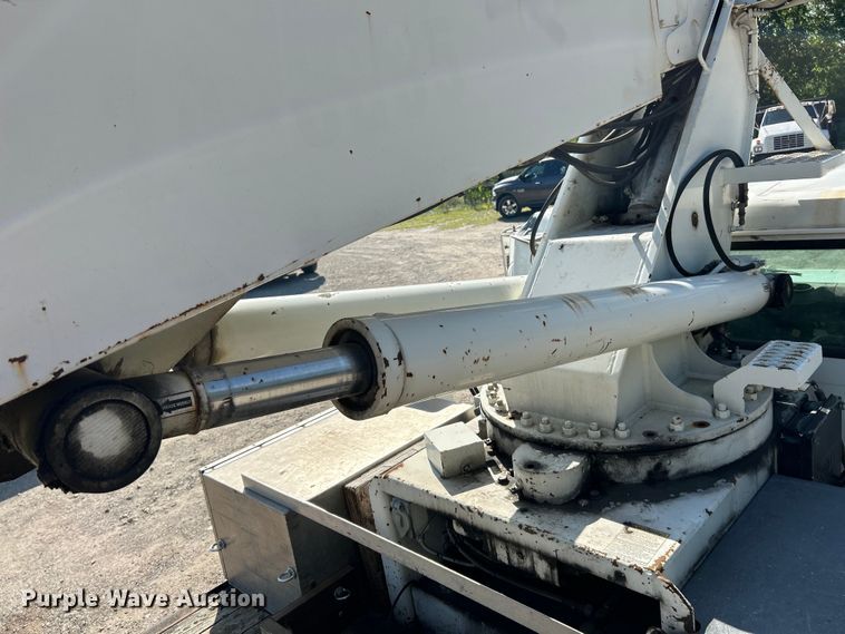 image for item EK4846 2000 International  4700 bucket truck