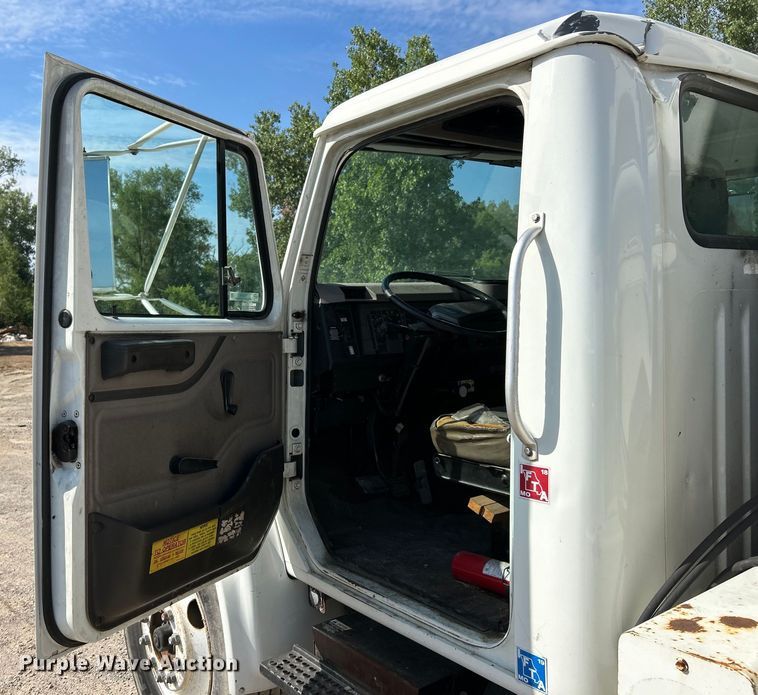 image for item EK4846 2000 International  4700 bucket truck