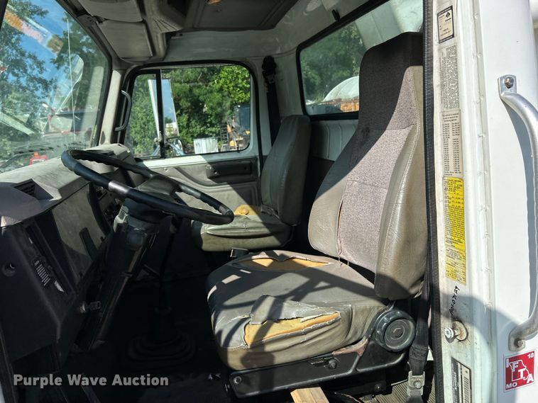 image for item EK4846 2000 International  4700 bucket truck