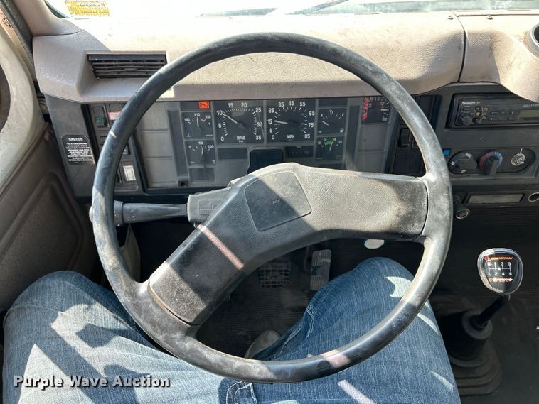 image for item EK4846 2000 International  4700 bucket truck