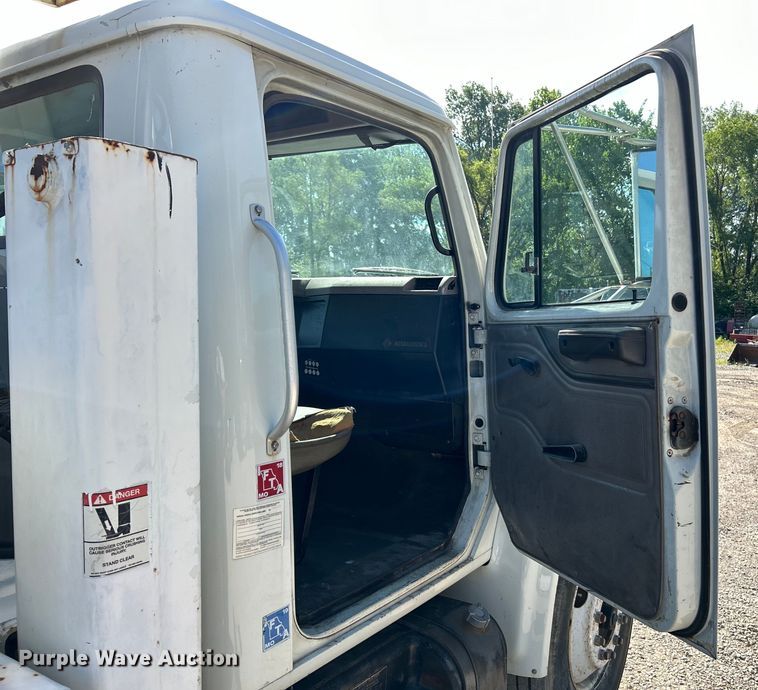 image for item EK4846 2000 International  4700 bucket truck