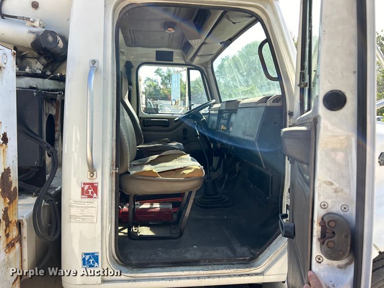 image for item EK4846 2000 International  4700 bucket truck