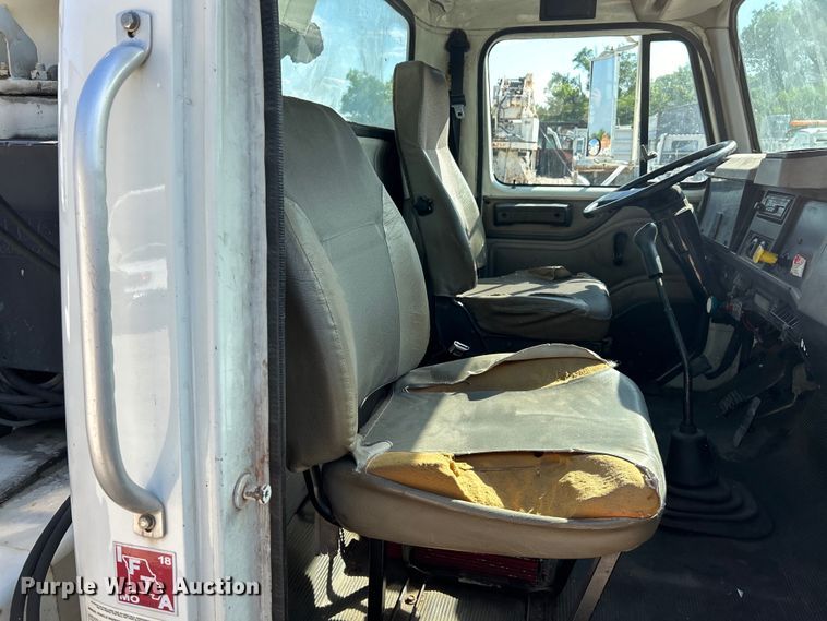 image for item EK4846 2000 International  4700 bucket truck