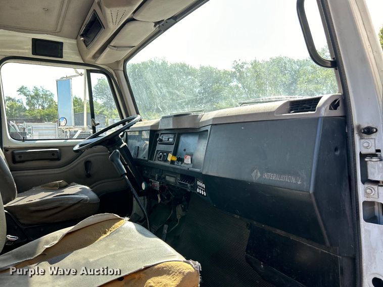 image for item EK4846 2000 International  4700 bucket truck