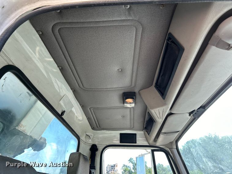 image for item EK4846 2000 International  4700 bucket truck