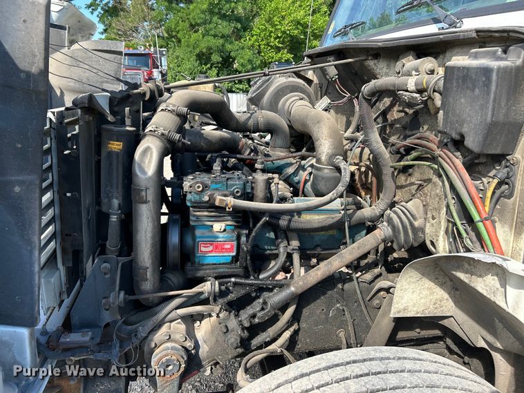 image for item EK4846 2000 International  4700 bucket truck