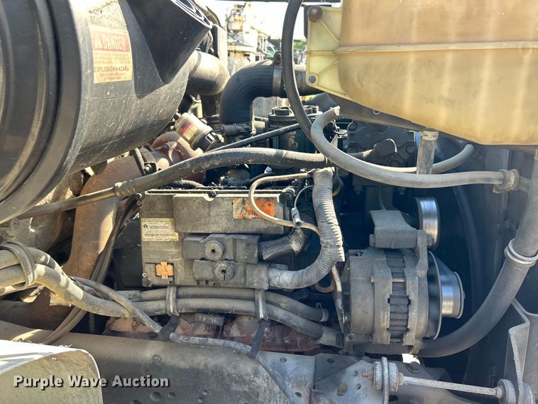 image for item EK4846 2000 International  4700 bucket truck