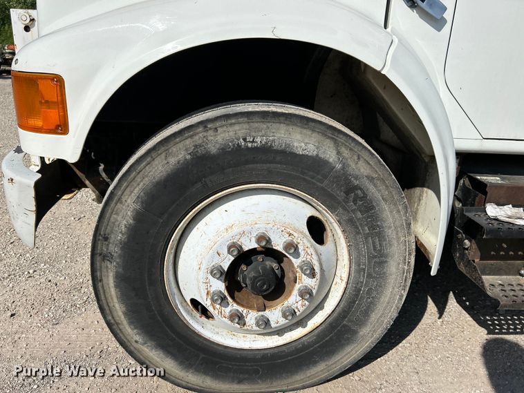 image for item EK4846 2000 International  4700 bucket truck