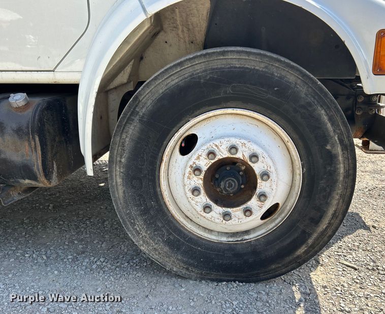 image for item EK4846 2000 International  4700 bucket truck