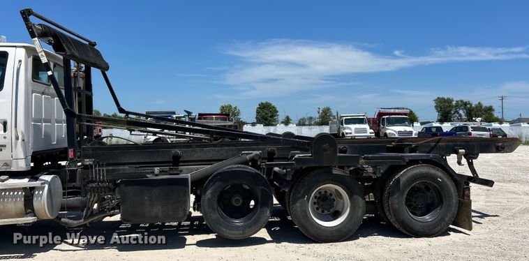 image for item EK4862 2005 Sterling  L9500 roll-off container truck