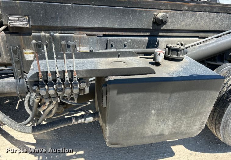 image for item EK4862 2005 Sterling  L9500 roll-off container truck