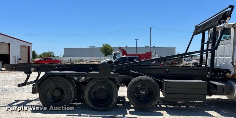 image for item EK4862 2005 Sterling  L9500 roll-off container truck