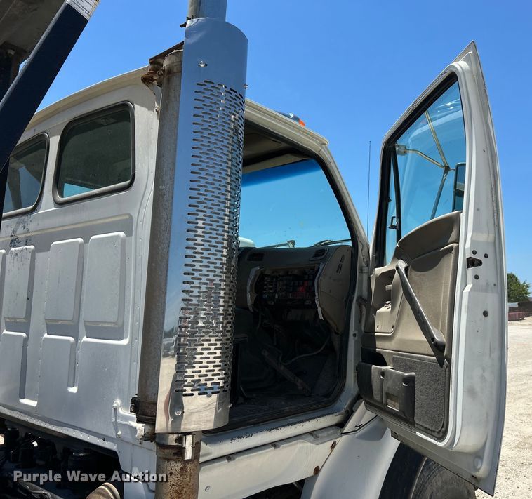 image for item EK4862 2005 Sterling  L9500 roll-off container truck