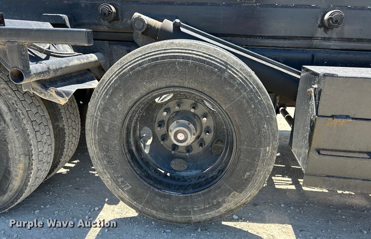 image for item EK4862 2005 Sterling  L9500 roll-off container truck