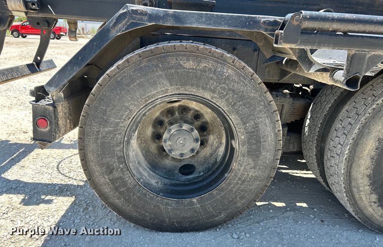 image for item EK4862 2005 Sterling  L9500 roll-off container truck