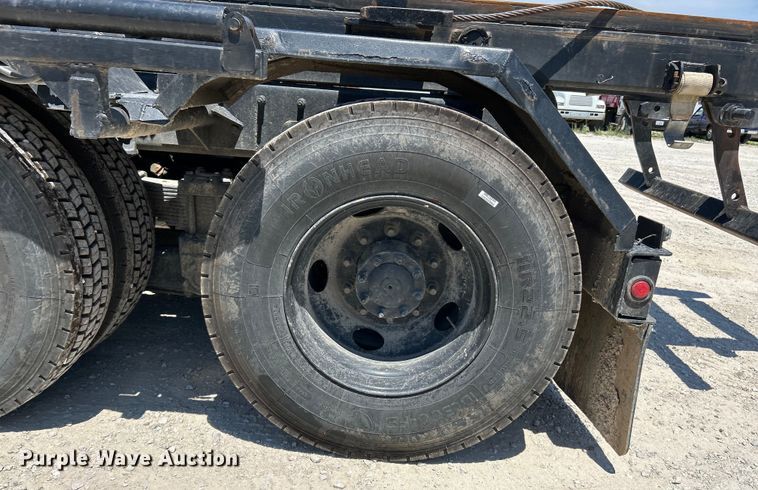 image for item EK4862 2005 Sterling  L9500 roll-off container truck