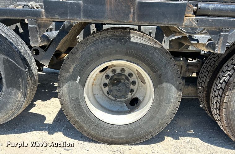 image for item EK4862 2005 Sterling  L9500 roll-off container truck