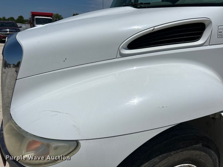 image for item EK4863 2006 International  4200 dump truck