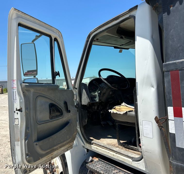 image for item EK4863 2006 International  4200 dump truck