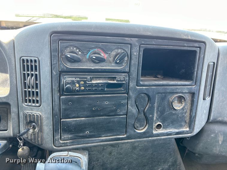 image for item EK4863 2006 International  4200 dump truck