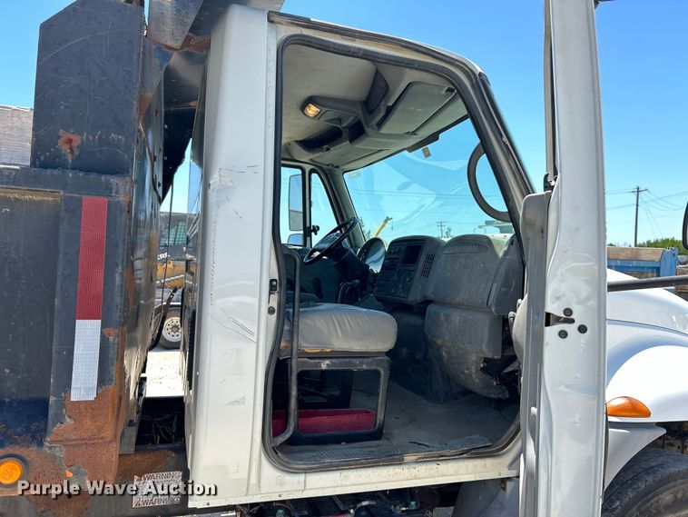 image for item EK4863 2006 International  4200 dump truck