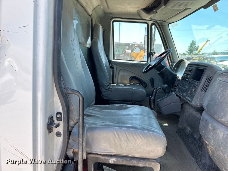 image for item EK4863 2006 International  4200 dump truck