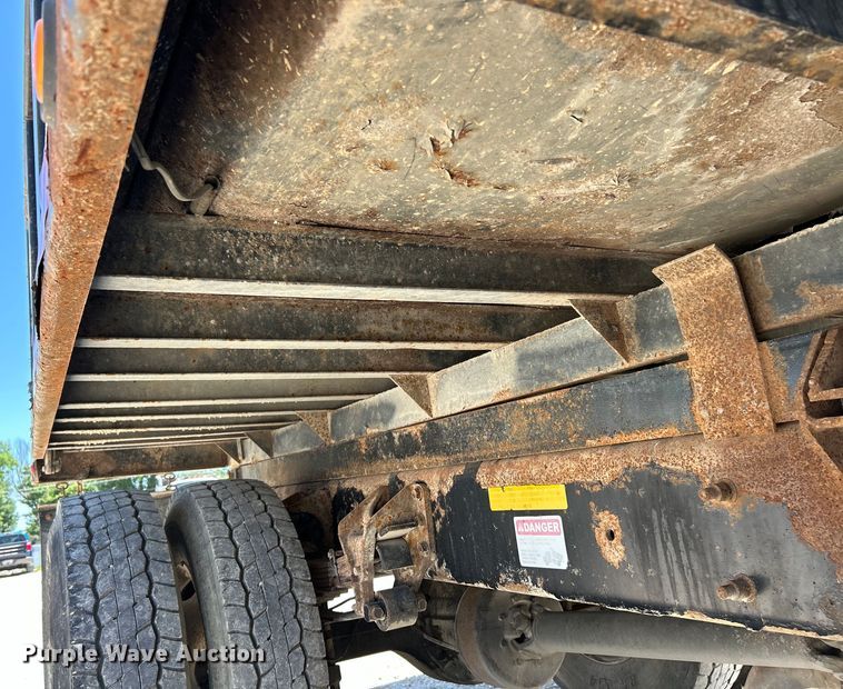 image for item EK4863 2006 International  4200 dump truck