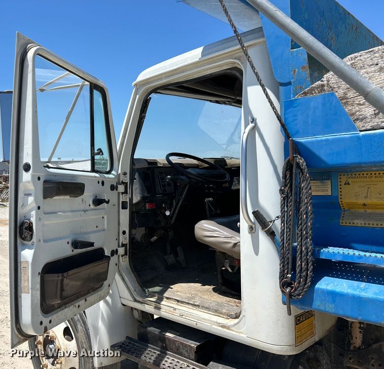 image for item EK4864 2001 International  4700 dump truck