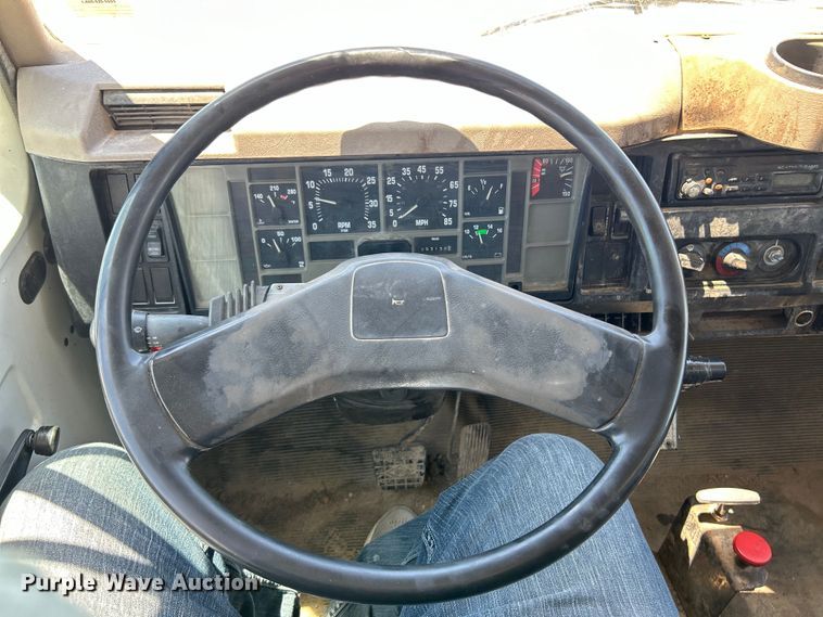 image for item EK4864 2001 International  4700 dump truck