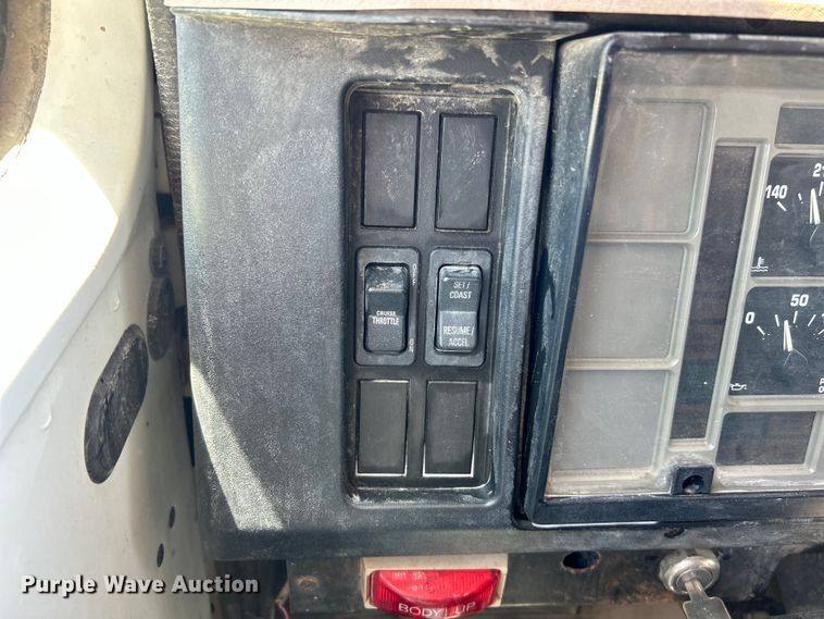 image for item EK4864 2001 International  4700 dump truck