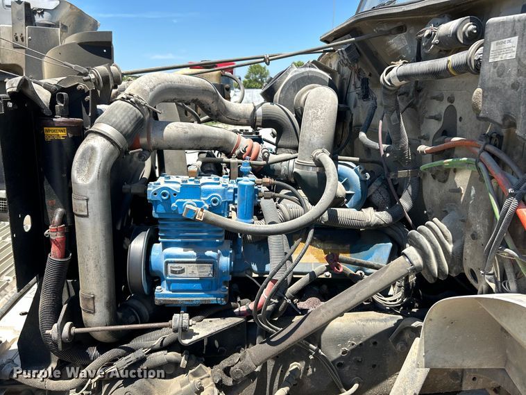 image for item EK4864 2001 International  4700 dump truck