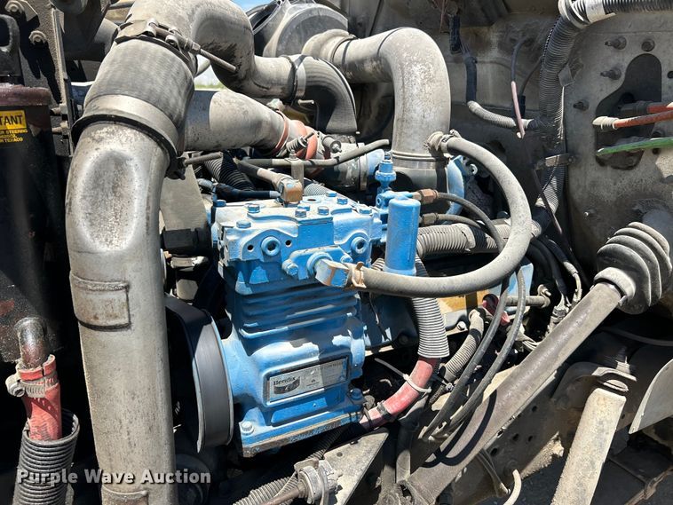 image for item EK4864 2001 International  4700 dump truck