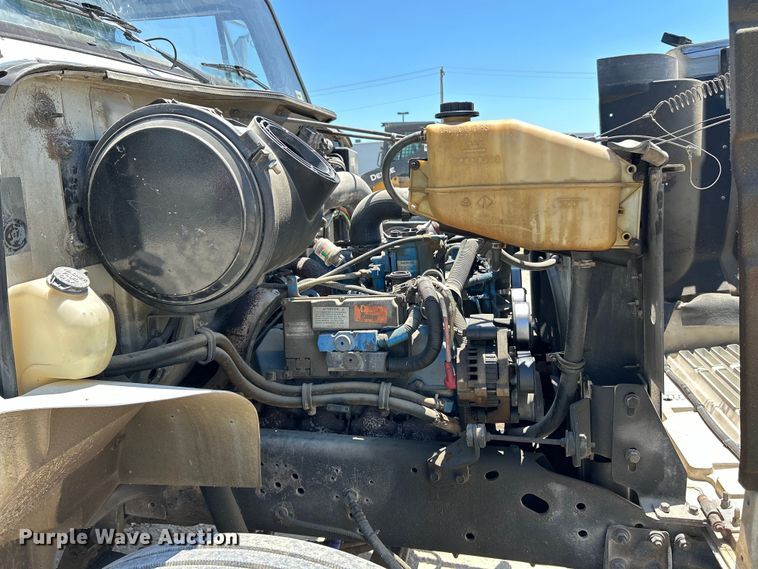 image for item EK4864 2001 International  4700 dump truck