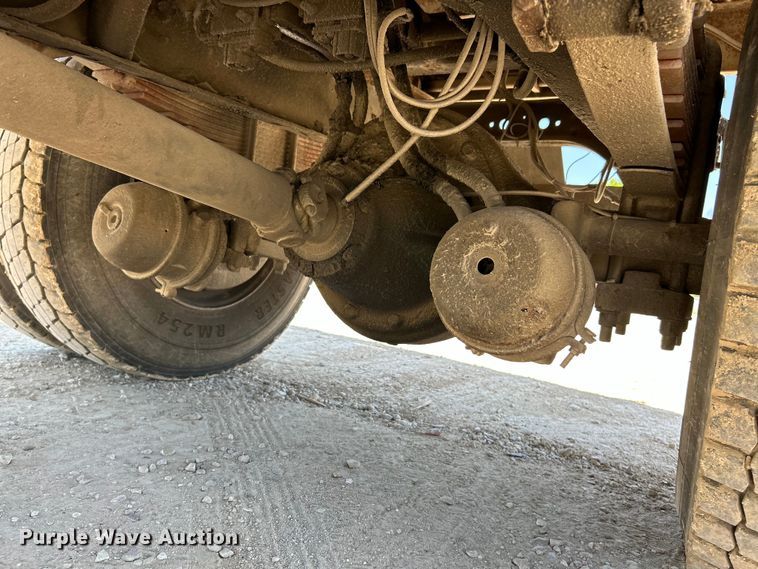 image for item EK4864 2001 International  4700 dump truck