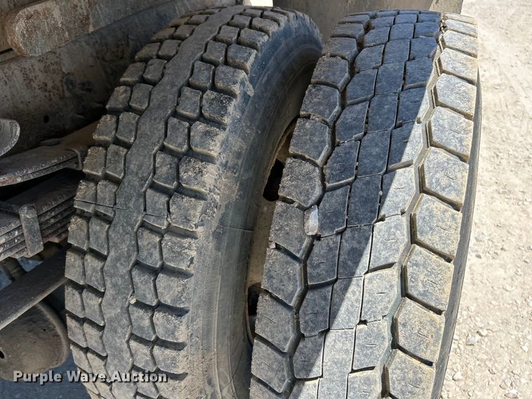 image for item EK4864 2001 International  4700 dump truck