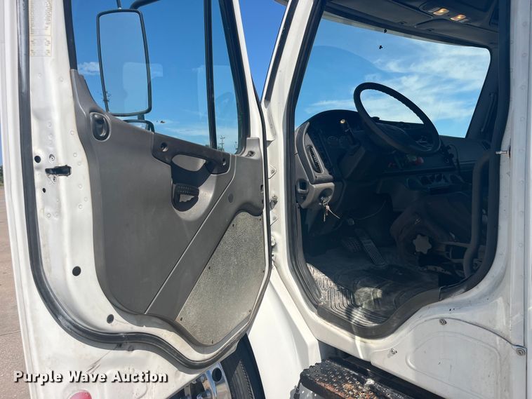 image for item EK8710 2006 Freightliner  Business Class M2 Crew Cab utility / service truck