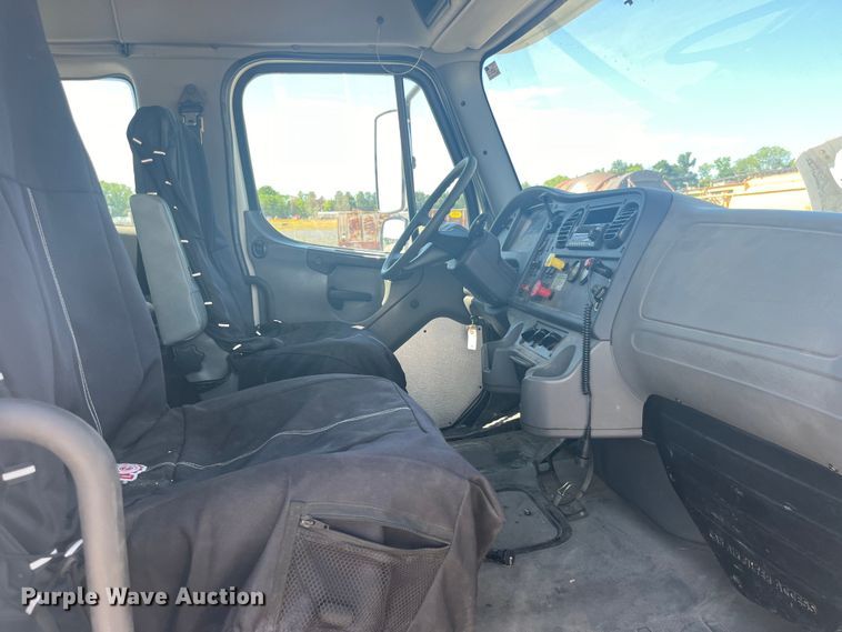 image for item EK8710 2006 Freightliner  Business Class M2 Crew Cab utility / service truck