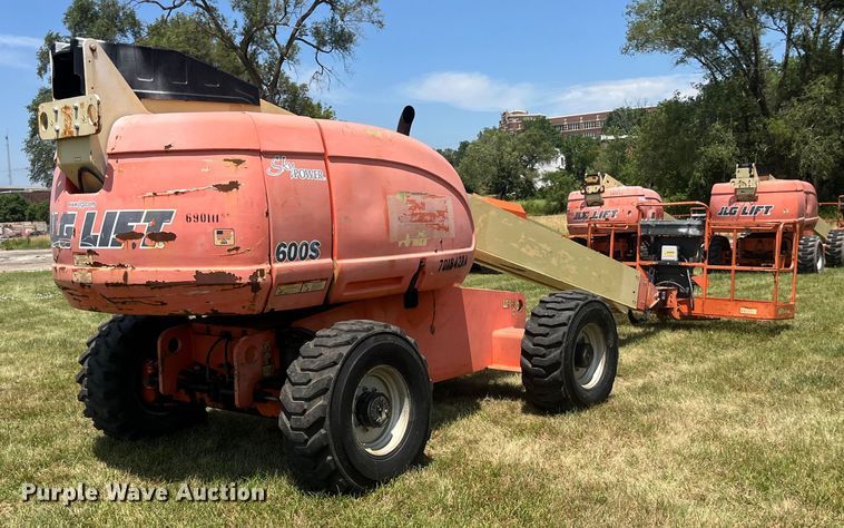 image for item EK8744 2007 JLG 600S boom lift