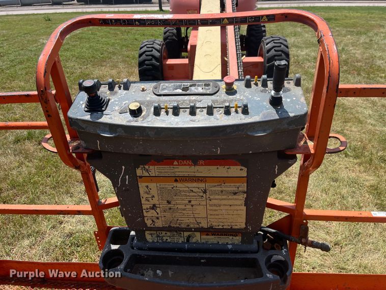 image for item EK8744 2007 JLG 600S boom lift