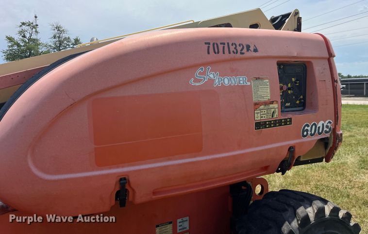 image for item EK8749 2007 JLG 600S boom lift