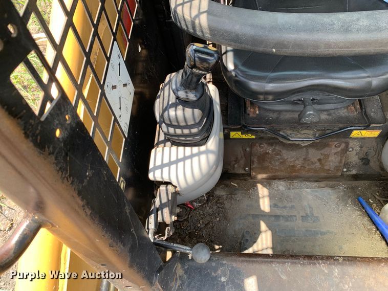 image for item JT9806 2005 Caterpillar 246B skid steer loader