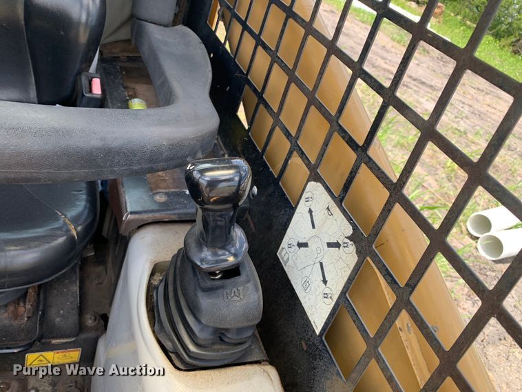 image for item JT9806 2005 Caterpillar 246B skid steer loader