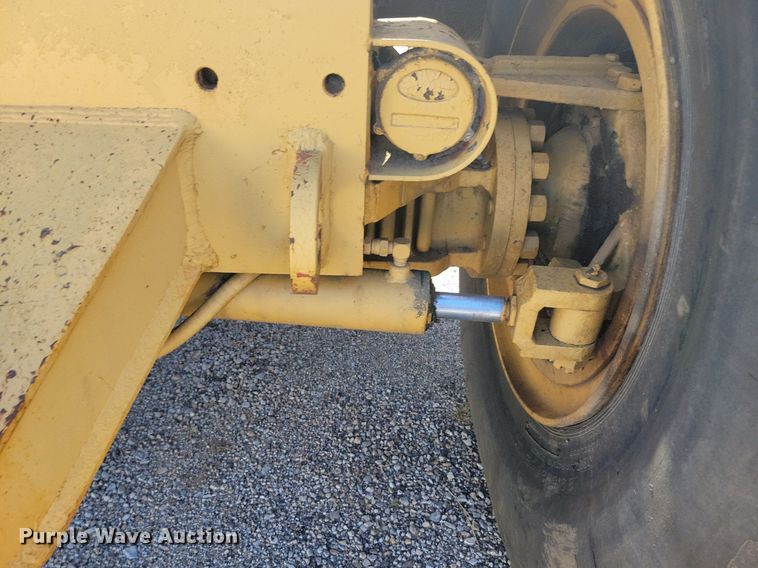 image for item KA9930 MRS 110 4WD scraper tractor