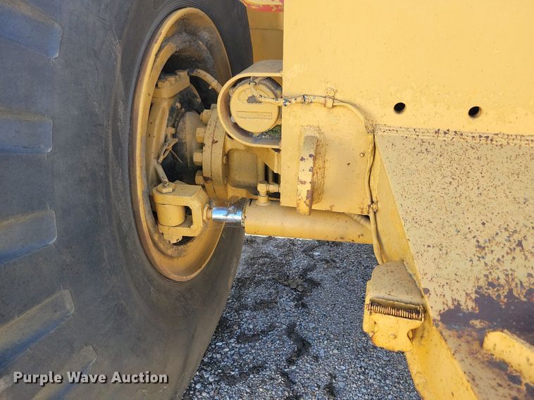 image for item KA9930 MRS 110 4WD scraper tractor