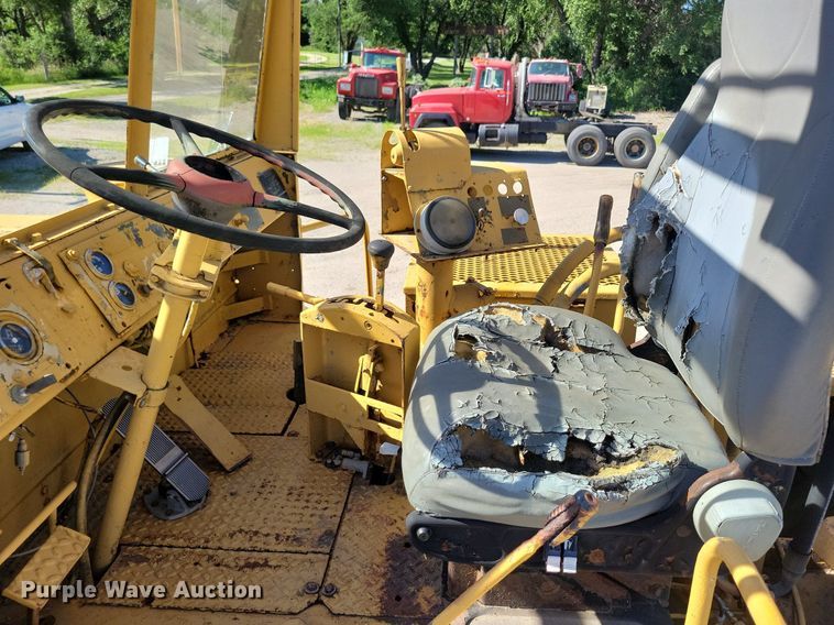 image for item KA9930 MRS 110 4WD scraper tractor