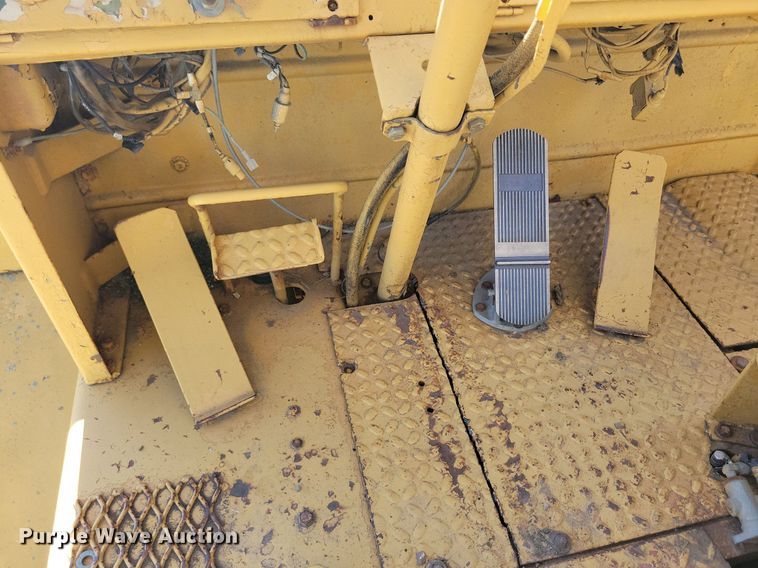 image for item KA9930 MRS 110 4WD scraper tractor