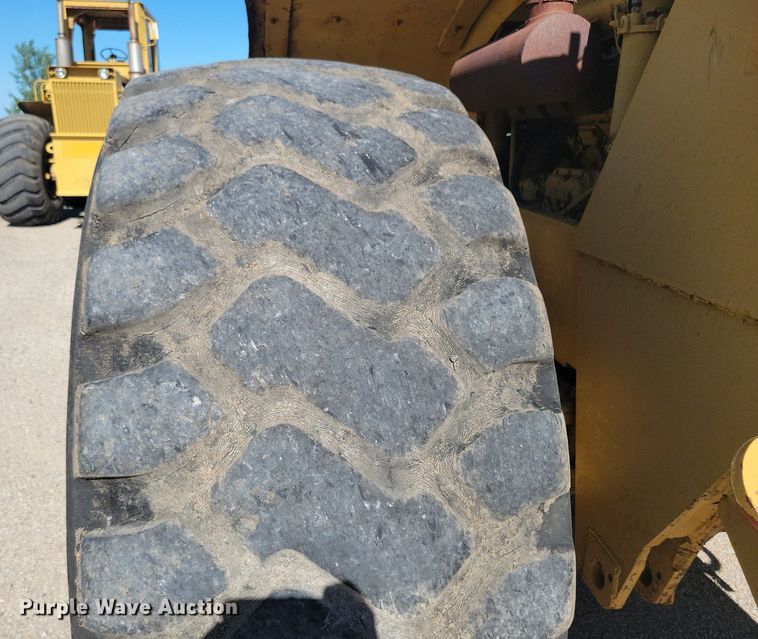 image for item KA9930 MRS 110 4WD scraper tractor