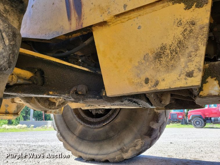 image for item KA9930 MRS 110 4WD scraper tractor